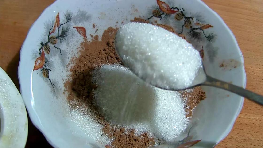 В пиалу с какао насыпают сахар