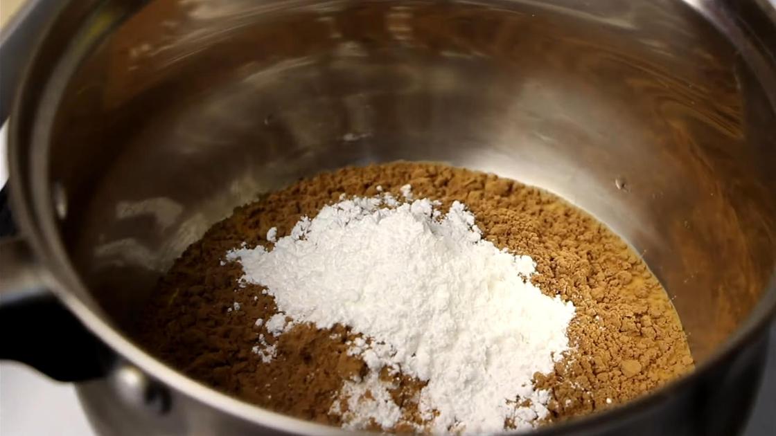 В сотейник добавлены какао и сахарная пудра
