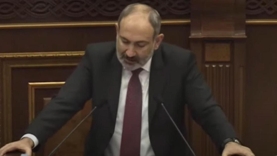 Никол Пашинян выступает в парламенте