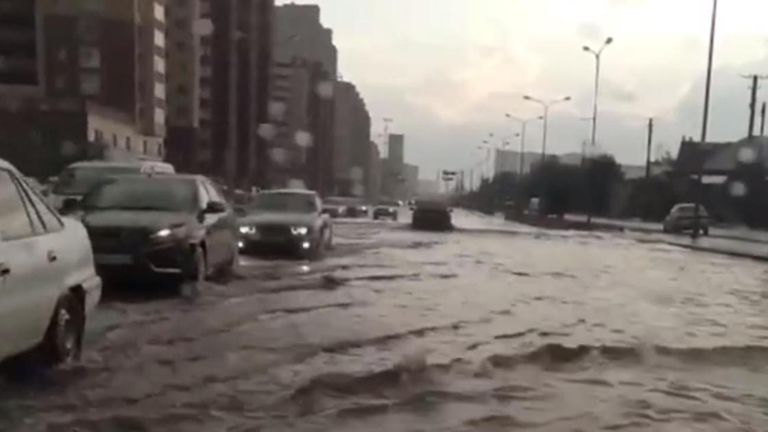 Машины едут по затопленным улицам