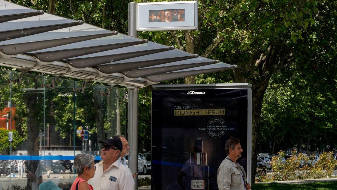 Люди на автобусной остановке в Мадриде