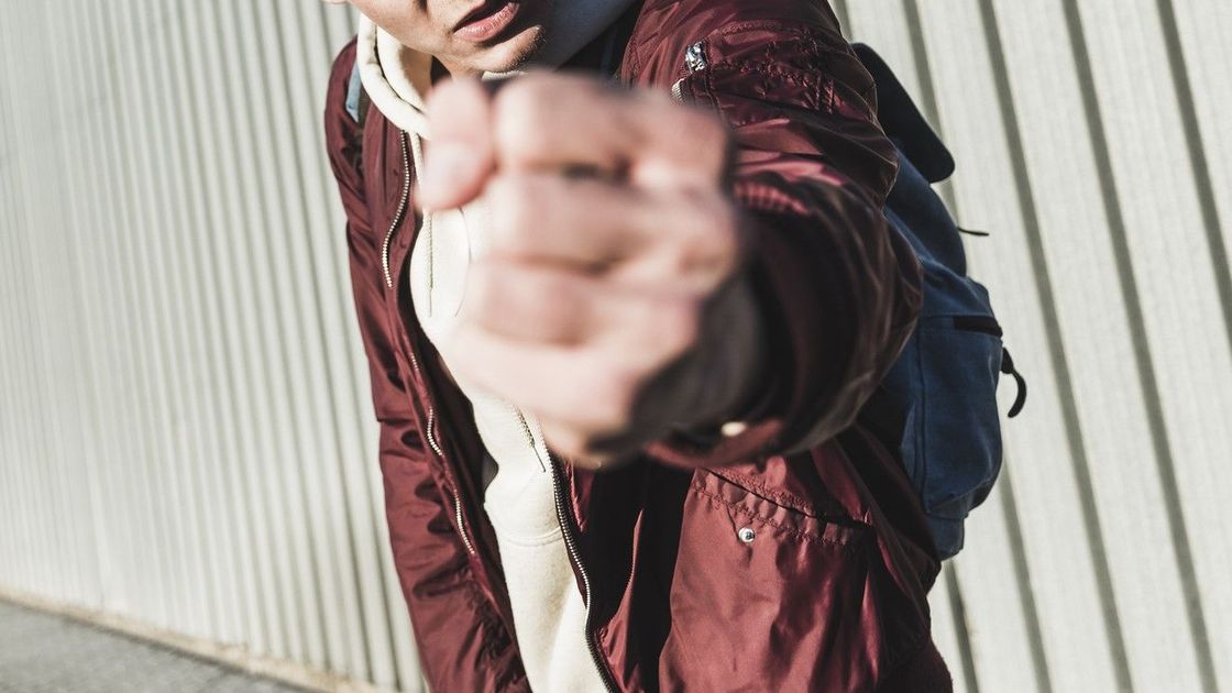 Парень показывает кулак