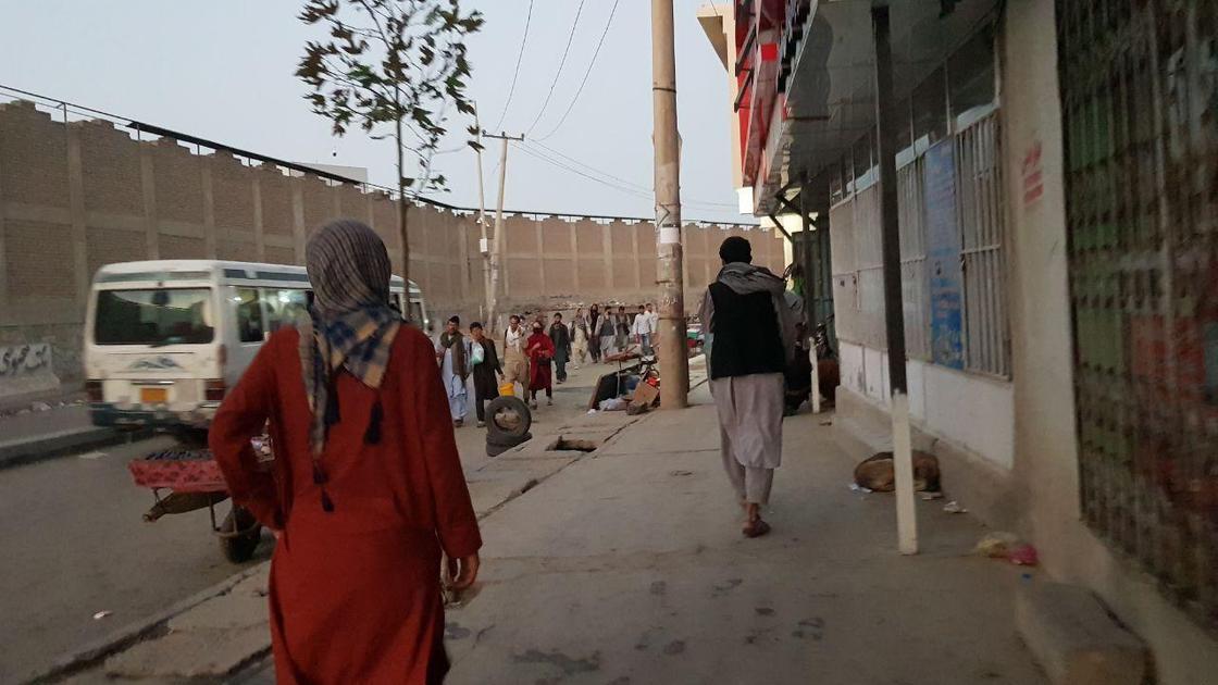Люди на улицах Кабула после взрывов