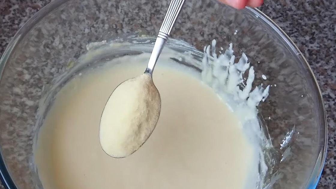 Манную крупу ложкой насыпают в тесто