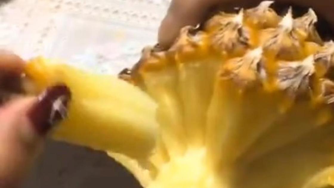 кадр из видео: девушка есть ананас