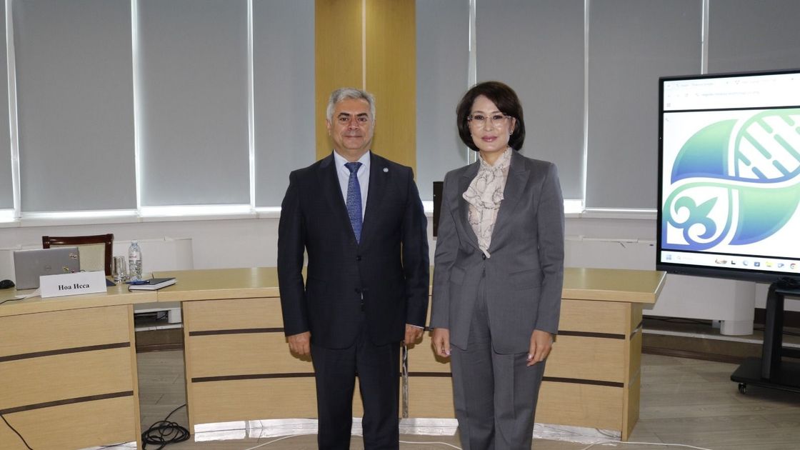 Акмарал Альназарова с представителем ВОЗ