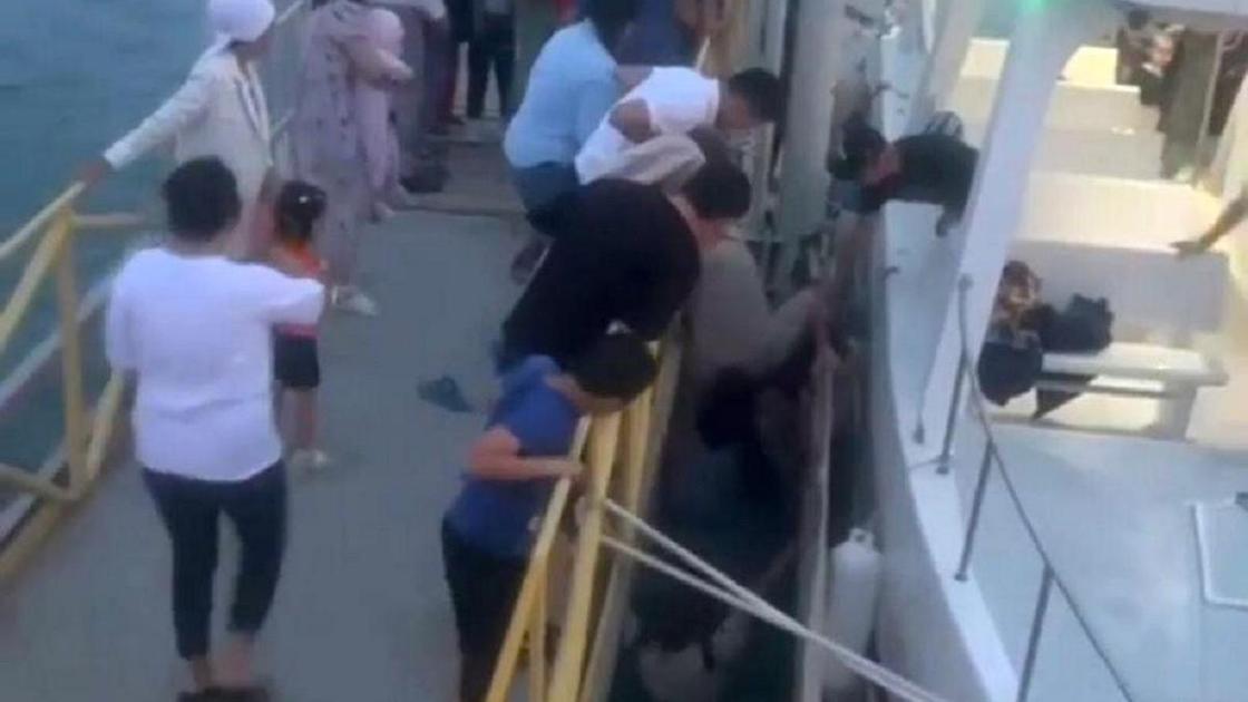 Ребенок упал в воду в Актау Ребенок упал в воду в Актау