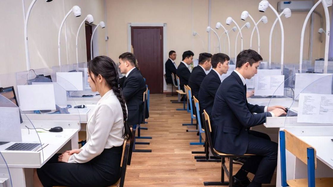 Выпускники проходят ЕНТ