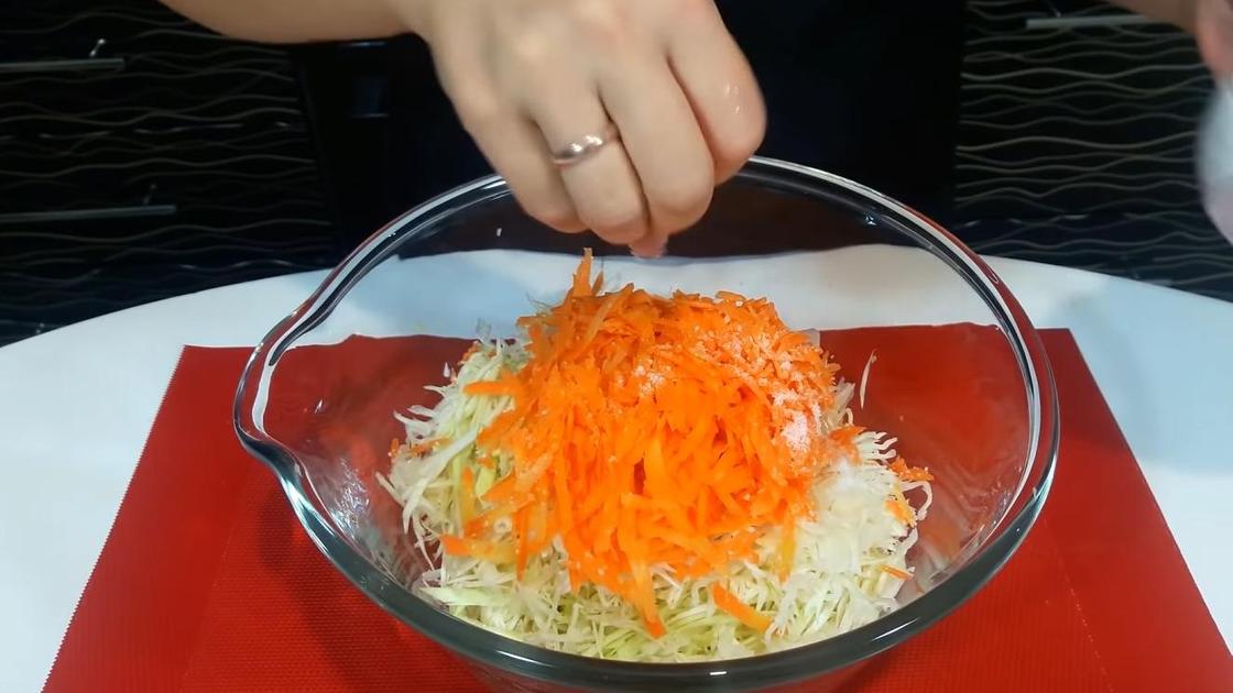 Миска с нарезанной капустой и морковьб