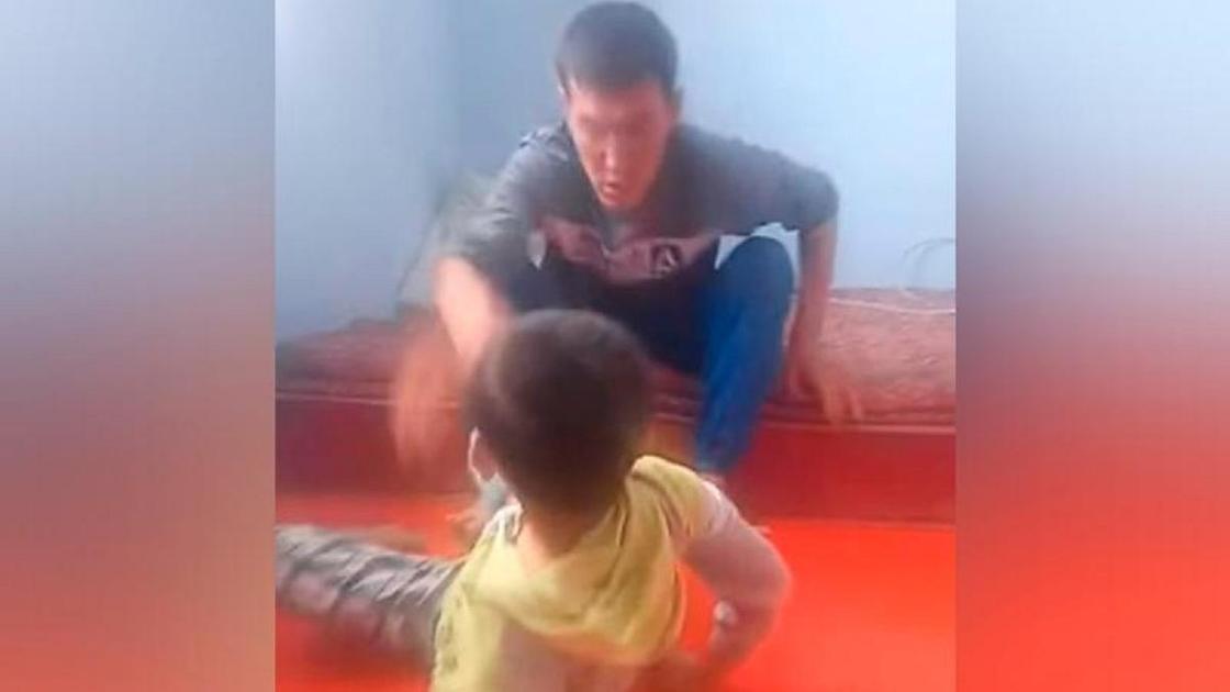 Отец избивает своего сына в Туркестанской области