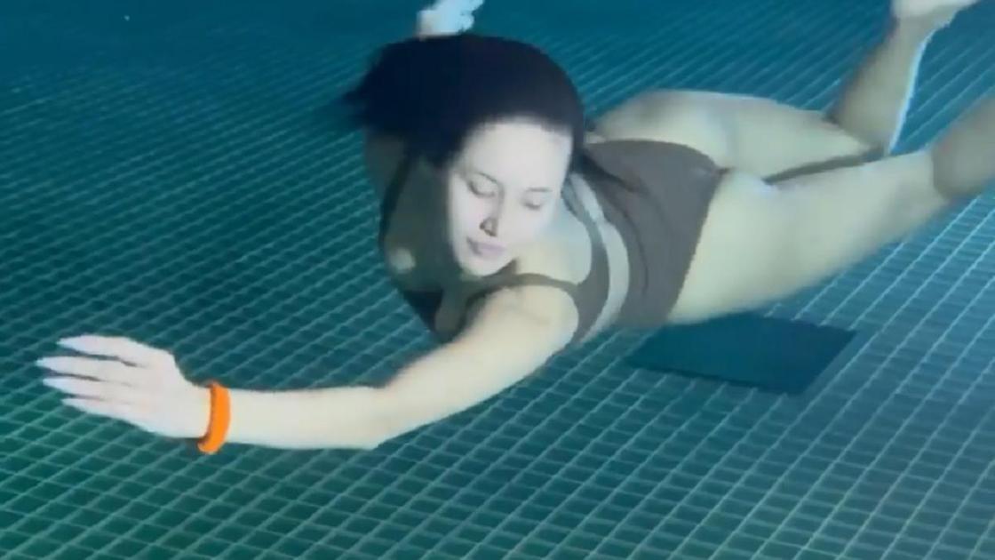 певица Наzима плавает в бассейне