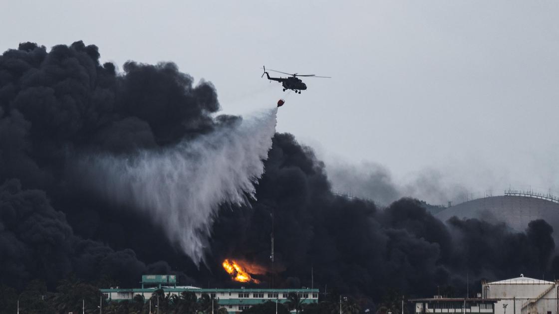 Вертолет тушит пожар на нефтехранилище