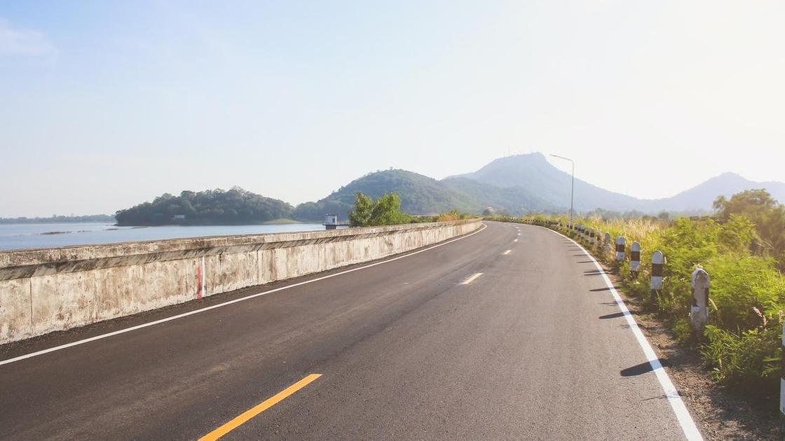 Дорога недалеко от моря и гор