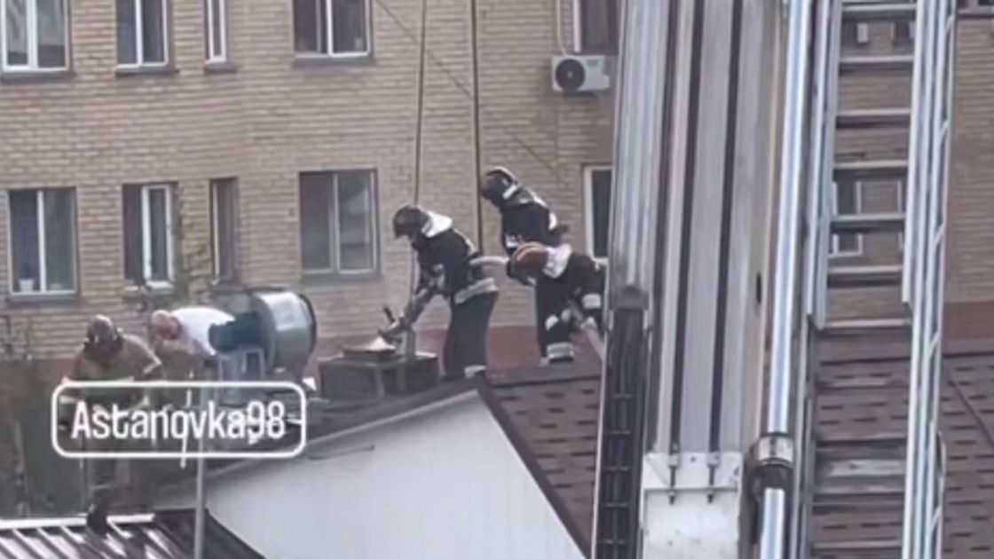 Пожарные на крыше здания