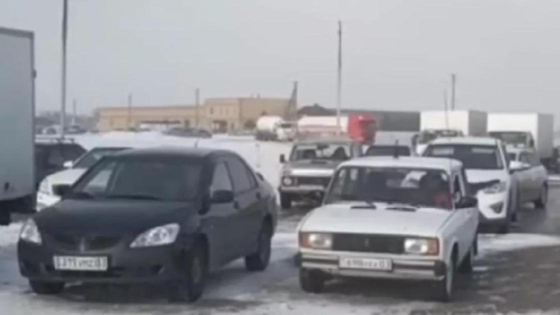 Көліктер кептелді Көліктер кептелді