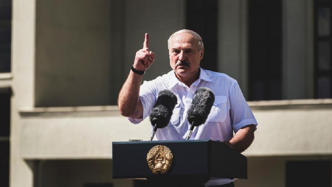 Лукашенко на трибуне с поднятым указательным пальцем