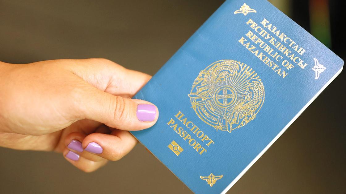 Девушка держит в руках паспорт РК