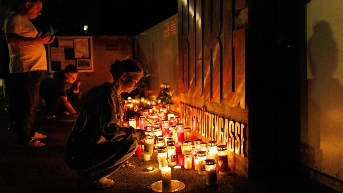 Зажженные свечи у стены школы в Граце