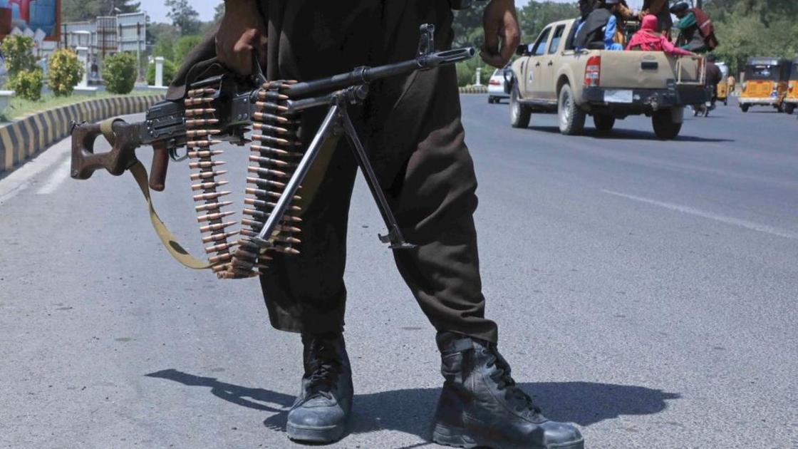 Боевик "Талибана" держит в руках автомат