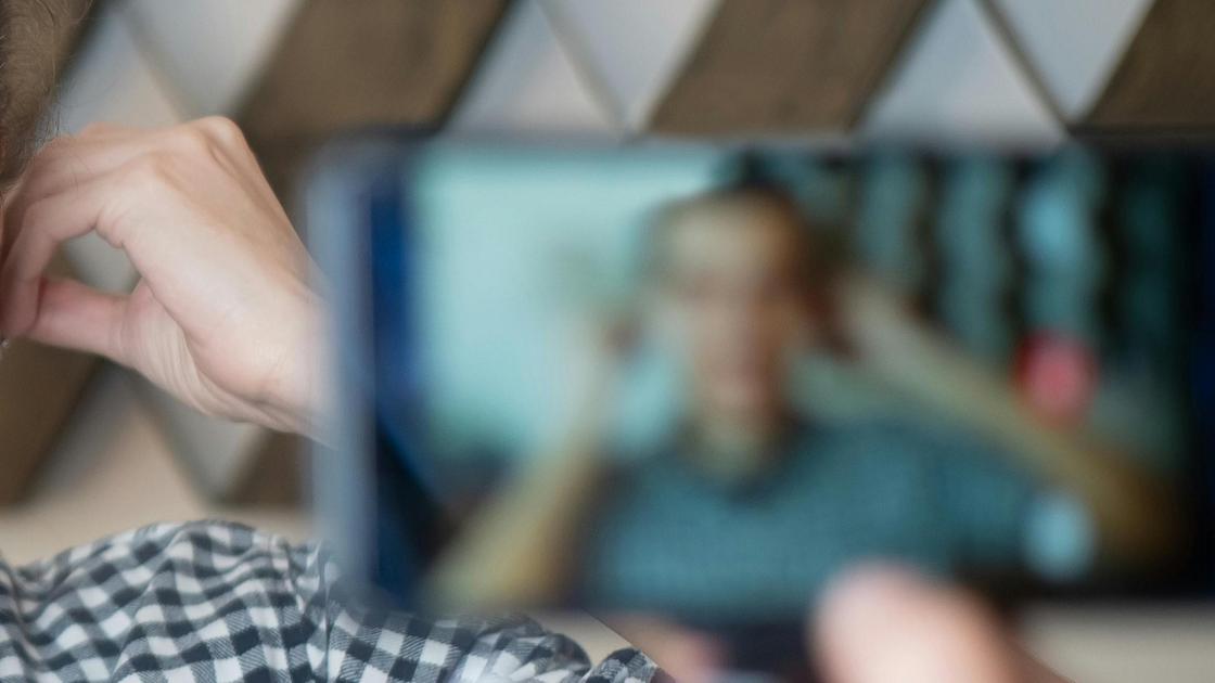 Блогер ведет съемку на телефон