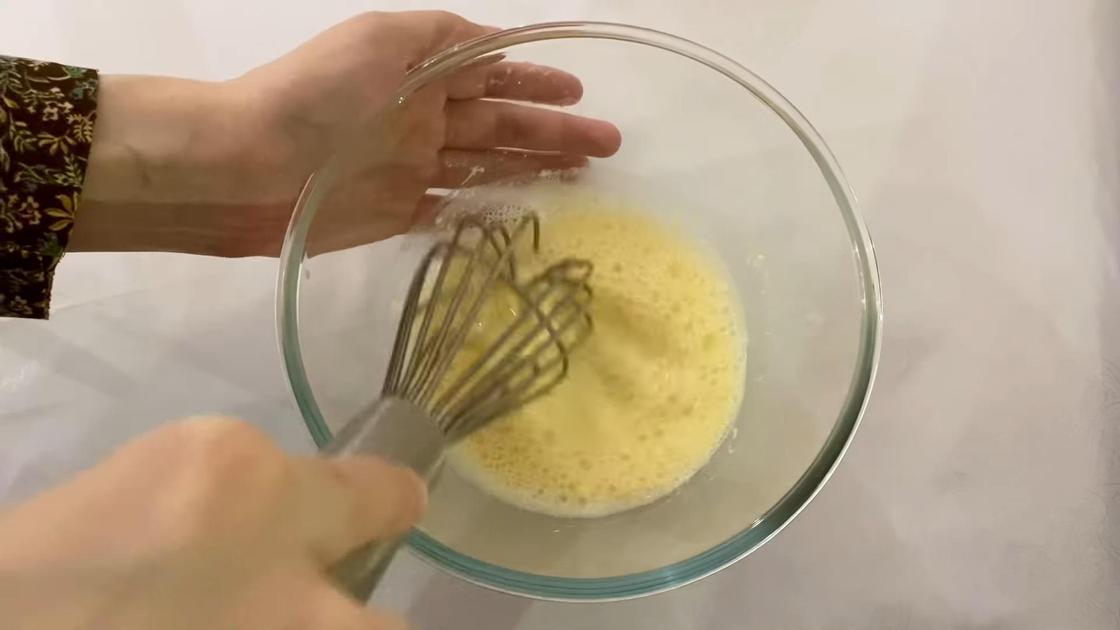 В стеклянной миске венчиком перемешивают воду, муку и желток