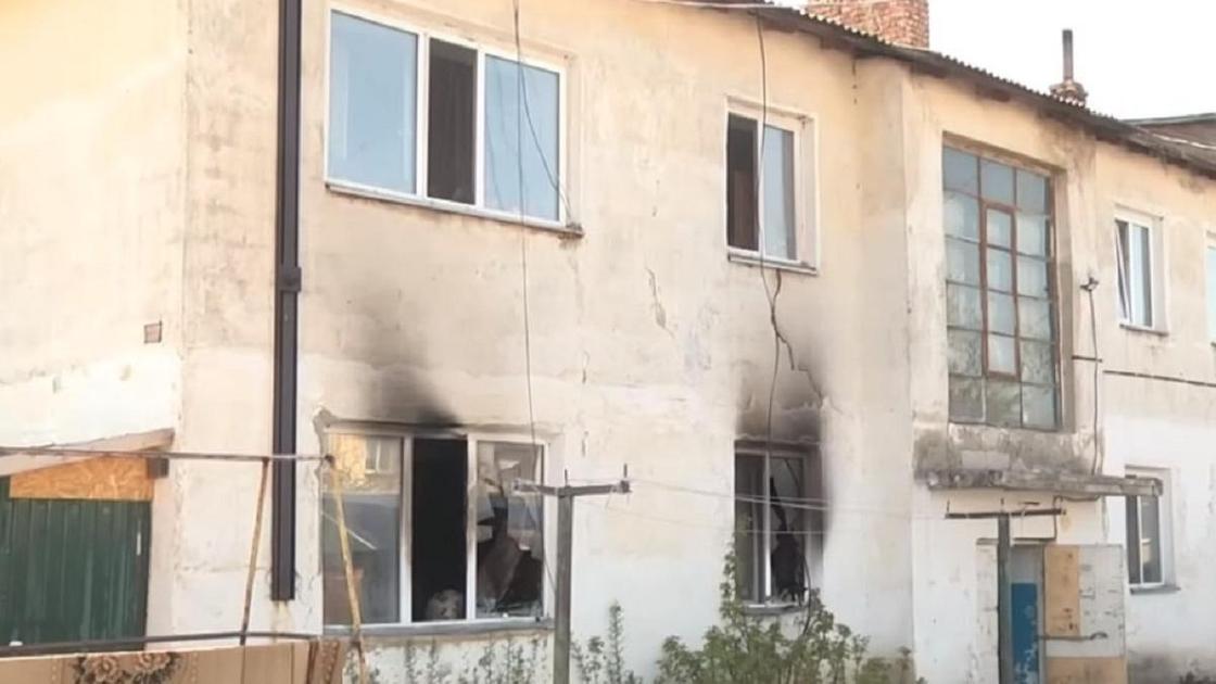 Разбитые окна дома после пожара в Акмолинской области