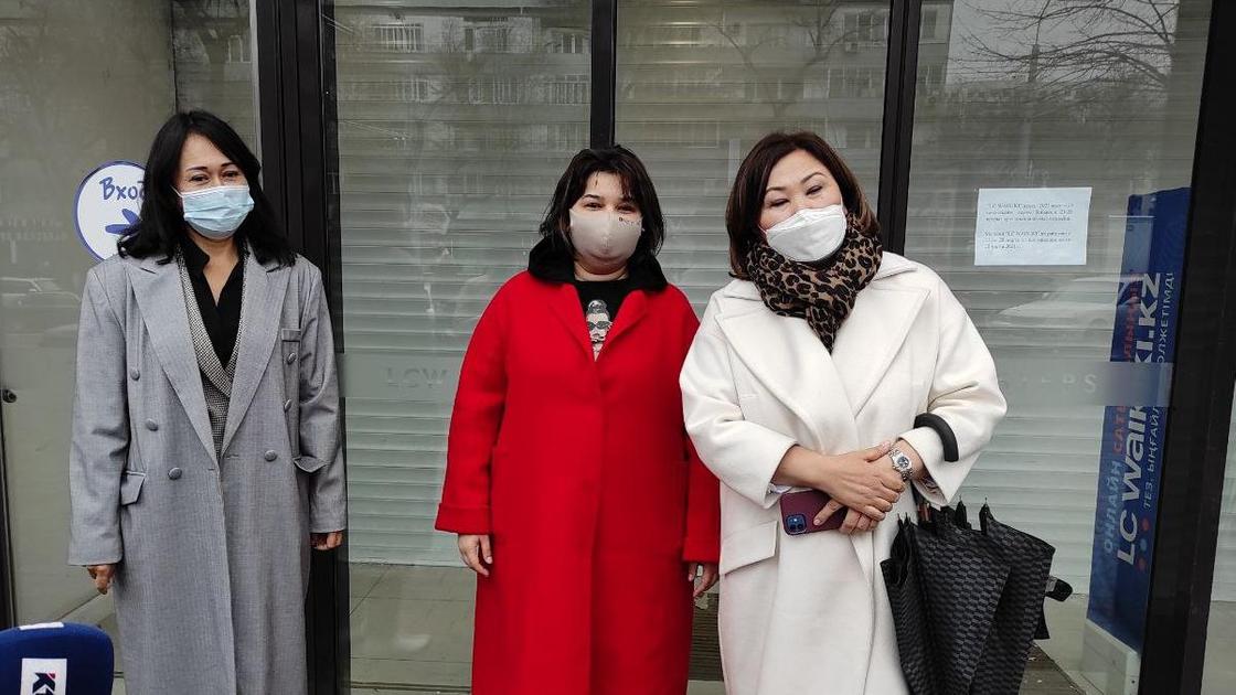 три женщины стоят в масках