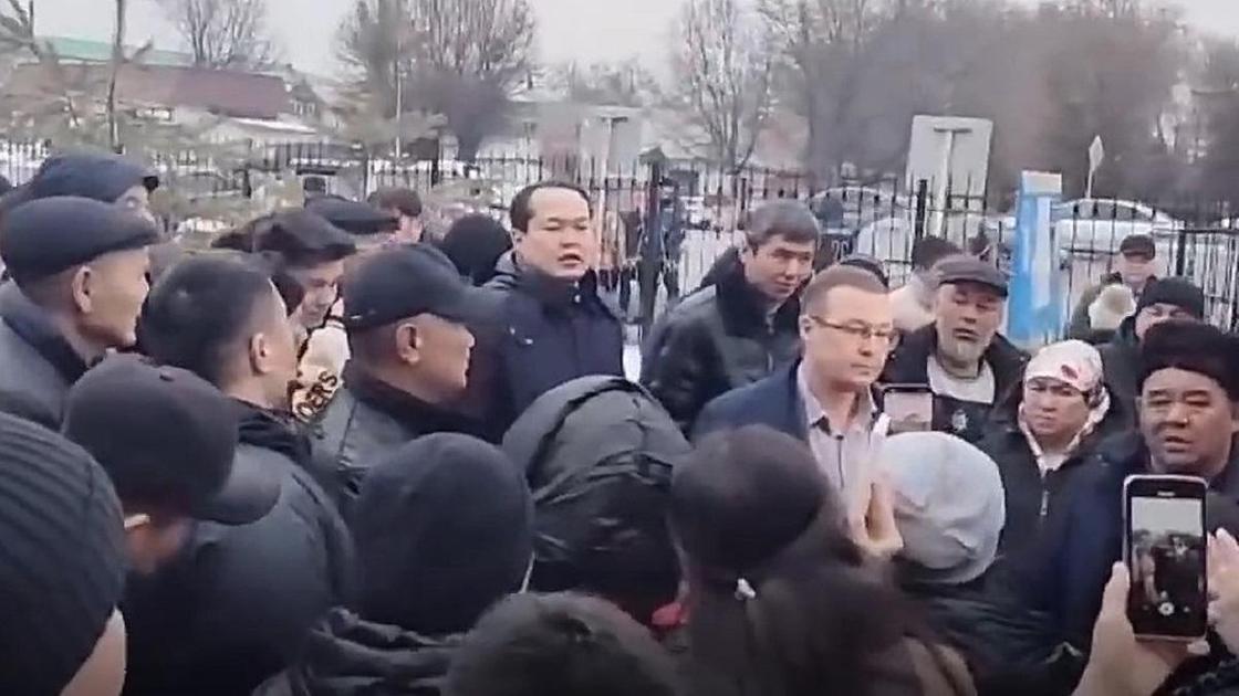 Сбор жителей возле акимата в Шамалгане