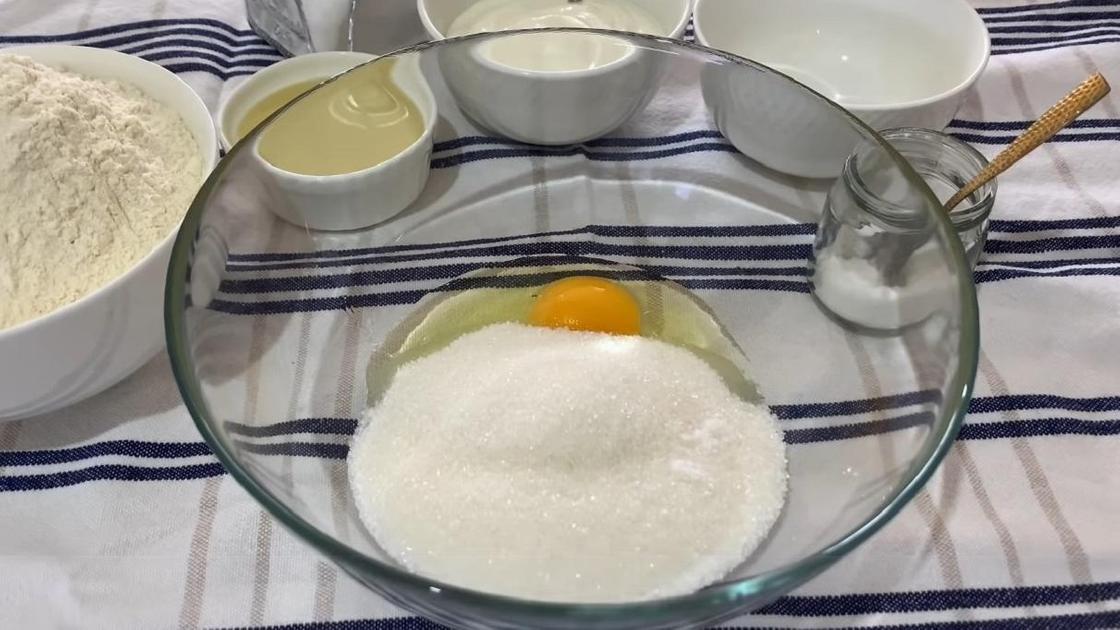 Сахар с яйцом в миске