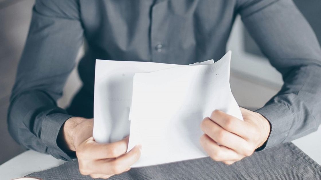 Мужчина с бумагами