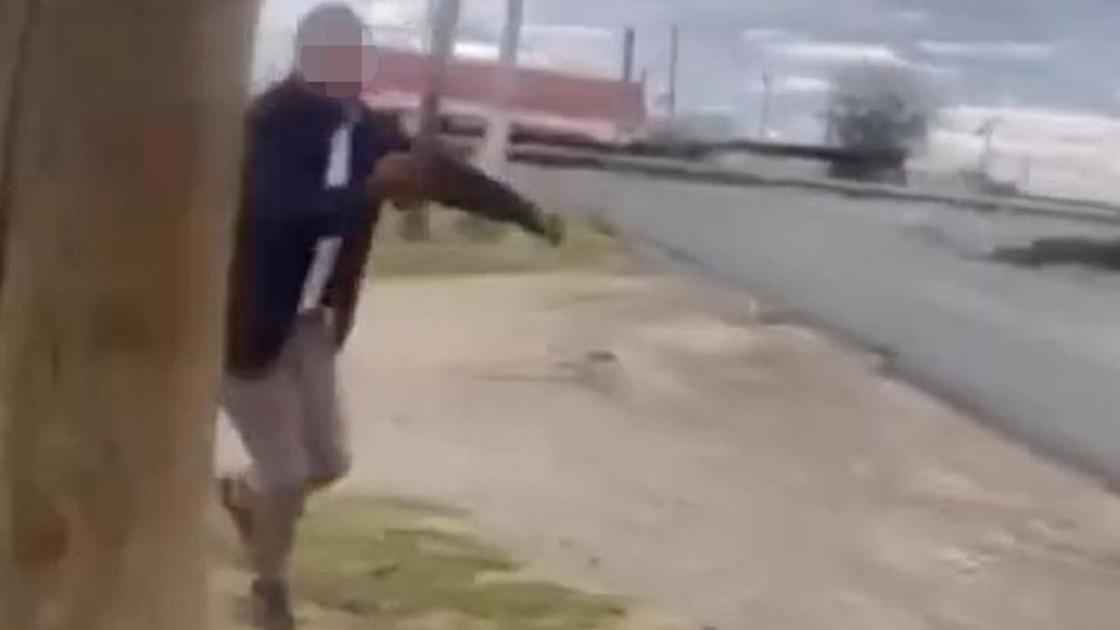 Мужчина с кирпичом в Актюбинской области