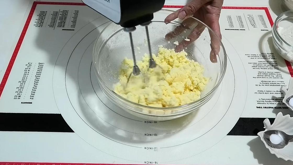 Сливочное масло взбивают миксером в стеклянной миске с маслом