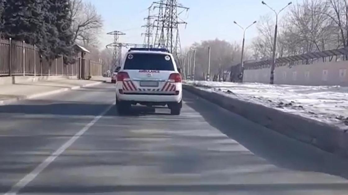 Внедорожник со знаками скорой помощи в Алматы