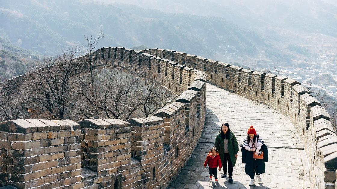 Люди идут по Великой Китайской стене