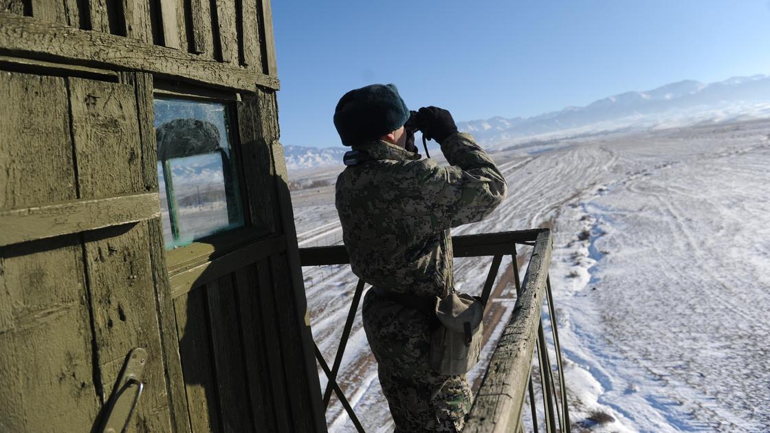 Пограничник смотрит в бинокль