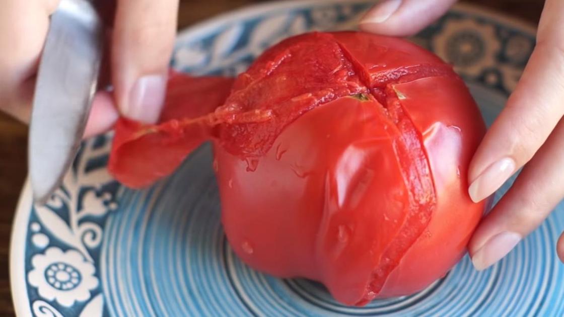 С ошпаренного помидора легче снимать кожицу