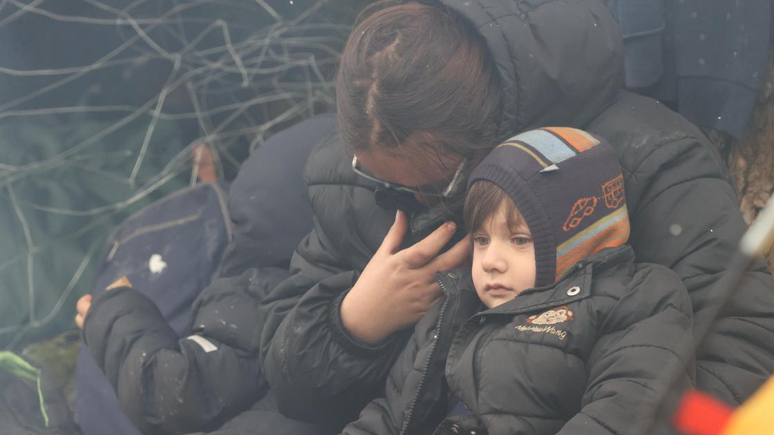 Женщина с ребенком на польско-белорусской границе