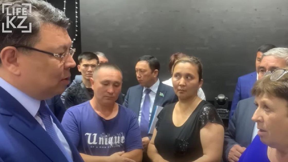 Канат Бозумбаев разговаривает с жителями