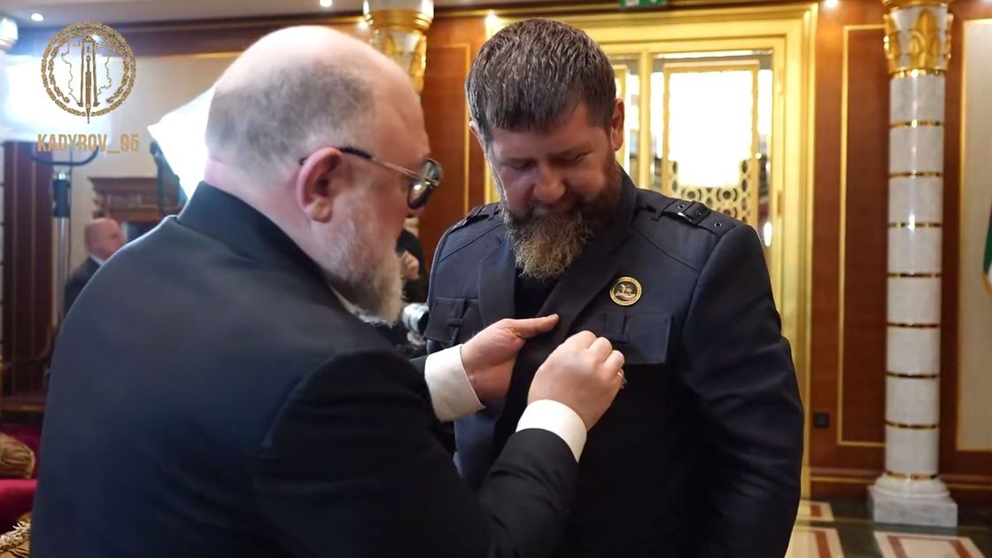 Рамзан Кадыров получает медаль