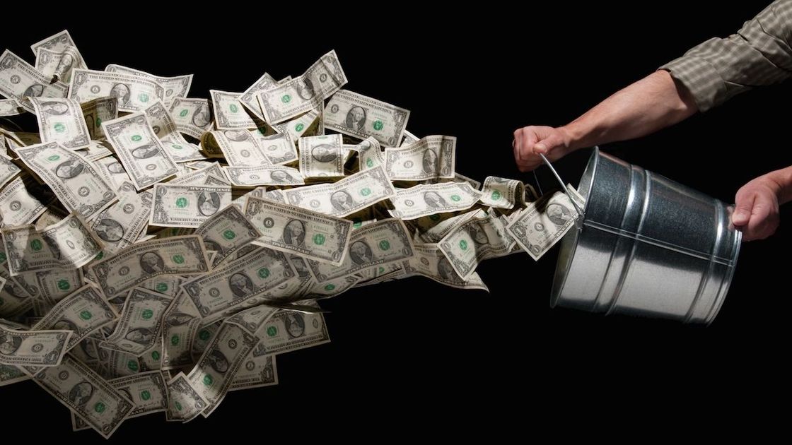 Деньги выбрасываются из ведра