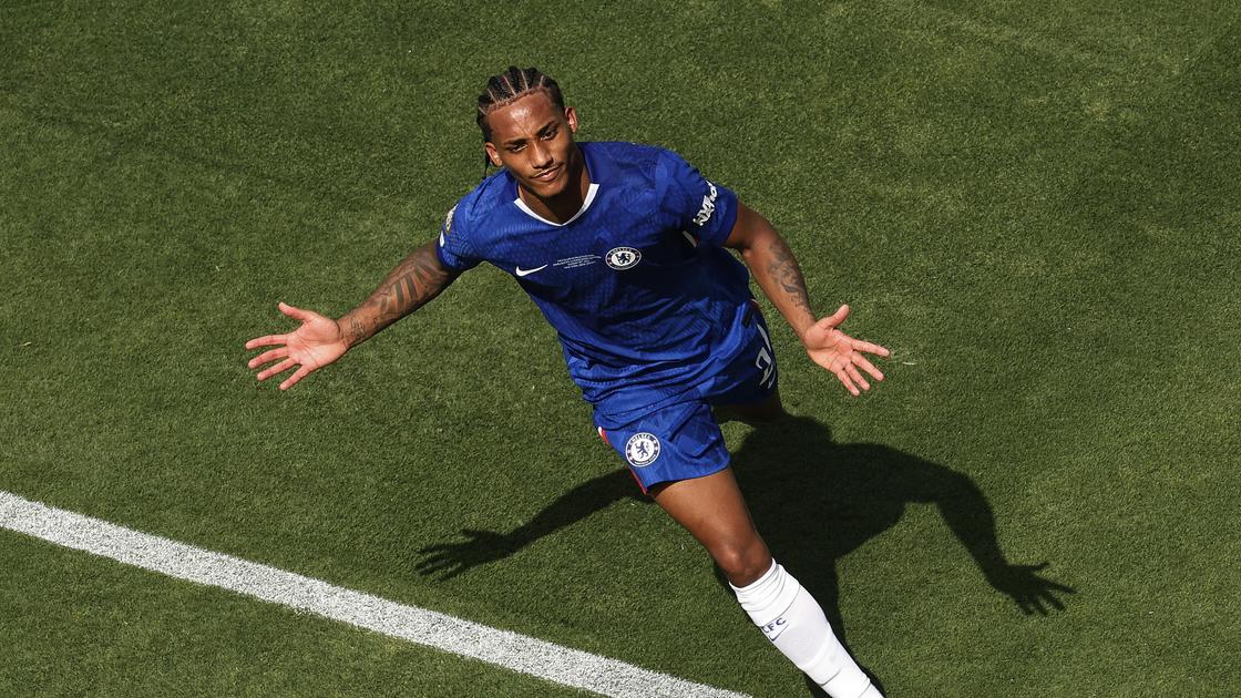 Бразильский футболист Жоао Педро