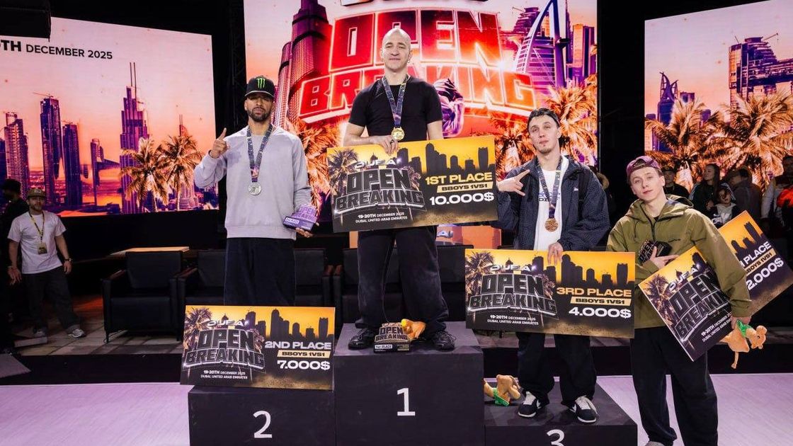 Амир Закиров (в центре)