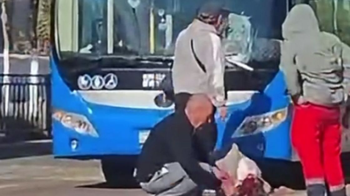 Автобус сбил девушку
