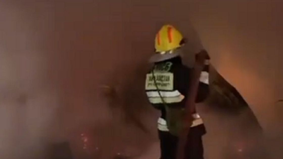 Спасатели на месте пожара