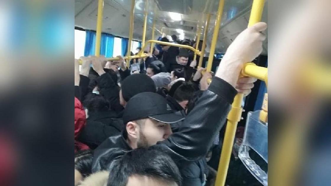 Люди едут  в автобусе