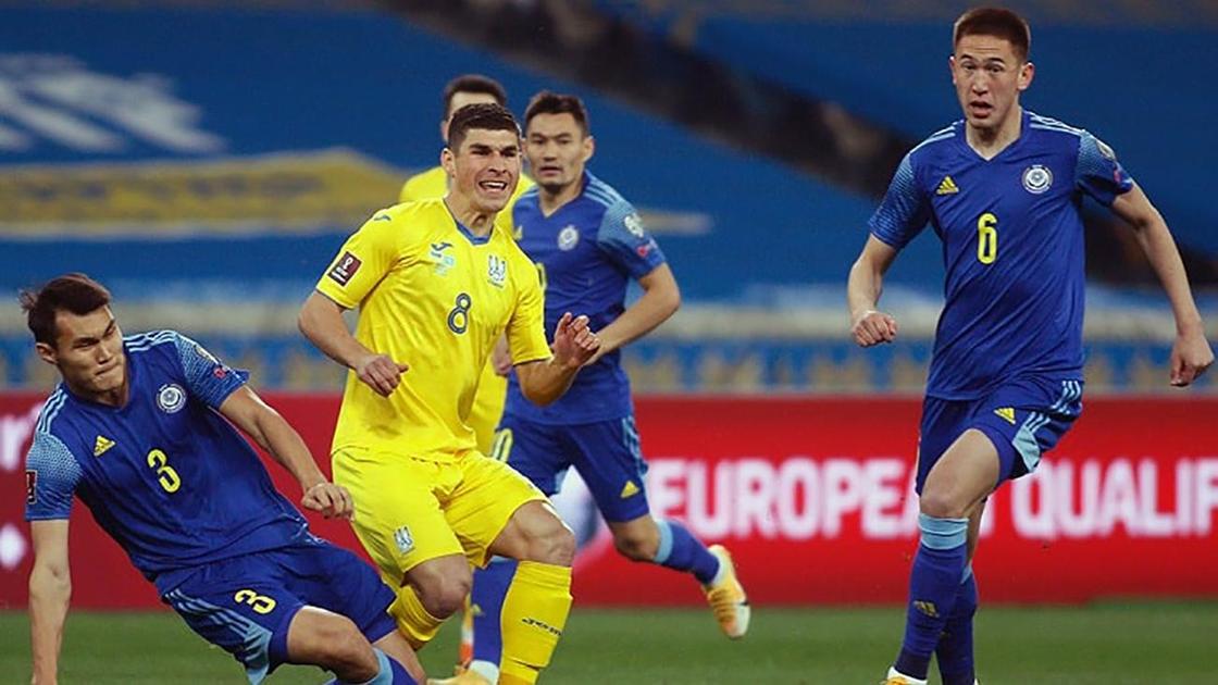 Футболисты сборных Казахстана и Украины во время игры