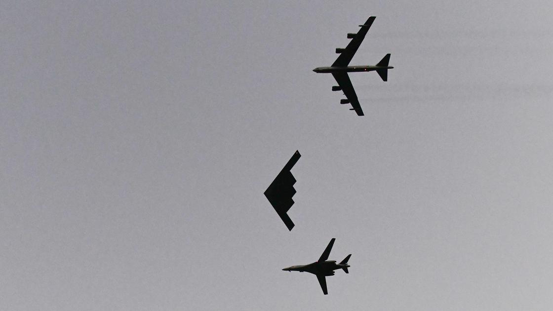 Бомбардировщики в небе Бомбардировщики в небе