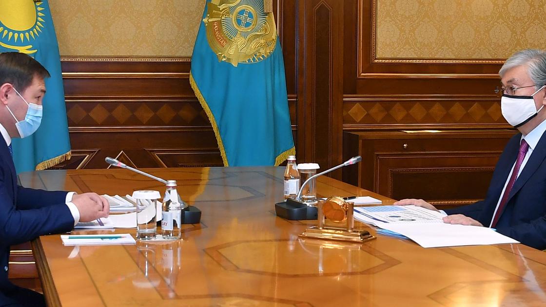 Касым-Жомарт Токаев и Мурат Айтенов сидят за столом