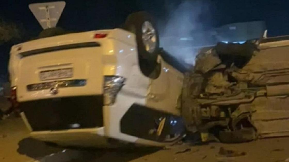 Автомобили перевернулись на дороге Автомобили перевернулись на дороге