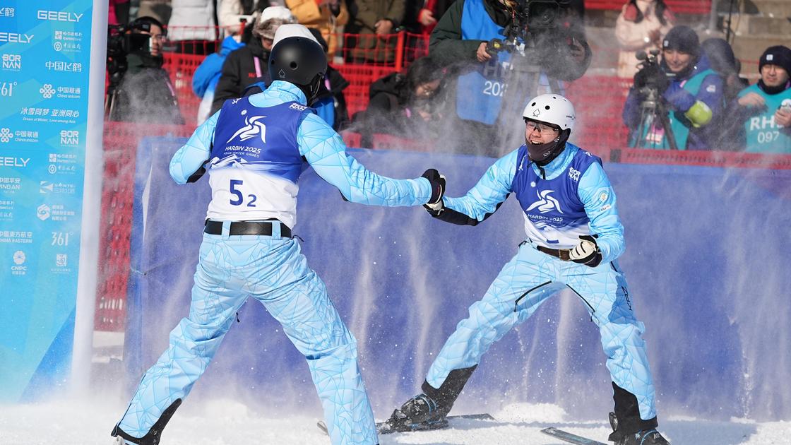 Казахстанские фристайлисты Шерзод Хаширбаев и Роман Иванов (слева направо)